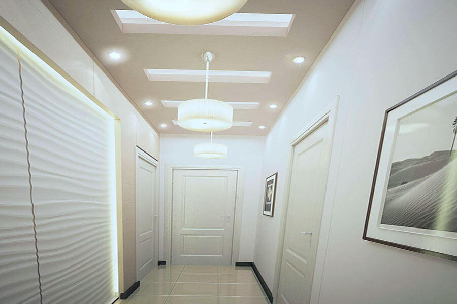 Натяжной потолок в коридоре с люстрой и точечными светильниками фото